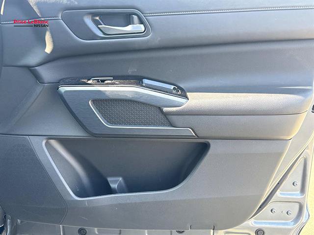 Used 2025 Nissan Pathfinder SL FWD image 12