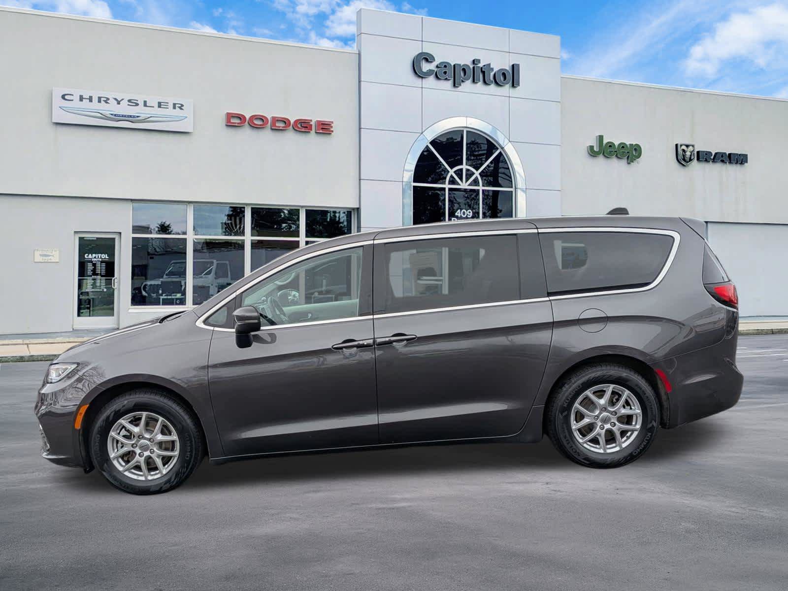 Used 2023 Chrysler Pacifica Touring-L FWD image 6