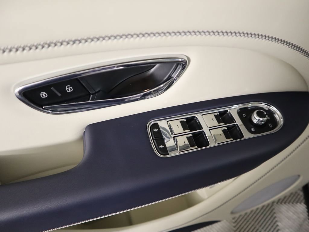 Used 2025 Bentley Bentayga image 24