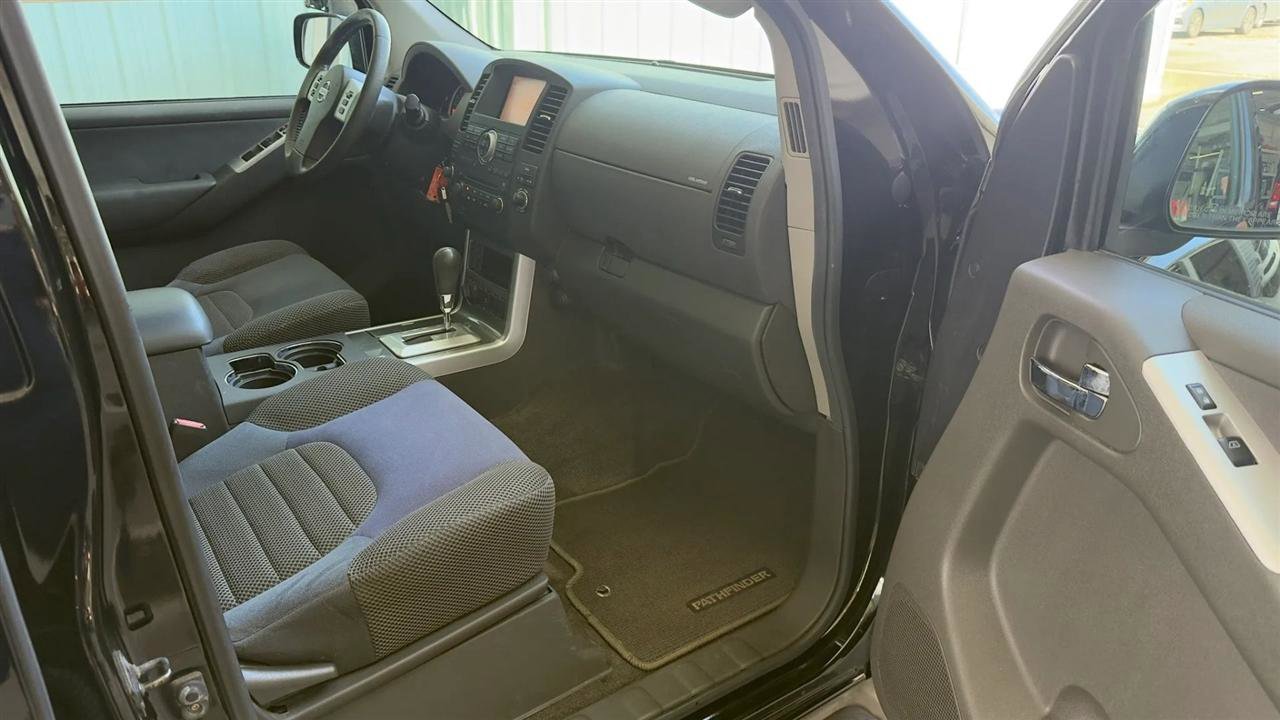 Used 2010 Nissan Pathfinder SE image 10
