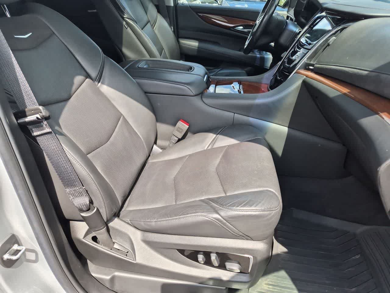 Used 2019 Cadillac Escalade Premium Luxury w/ LPO, Radiant Package AWD/4WD image 23