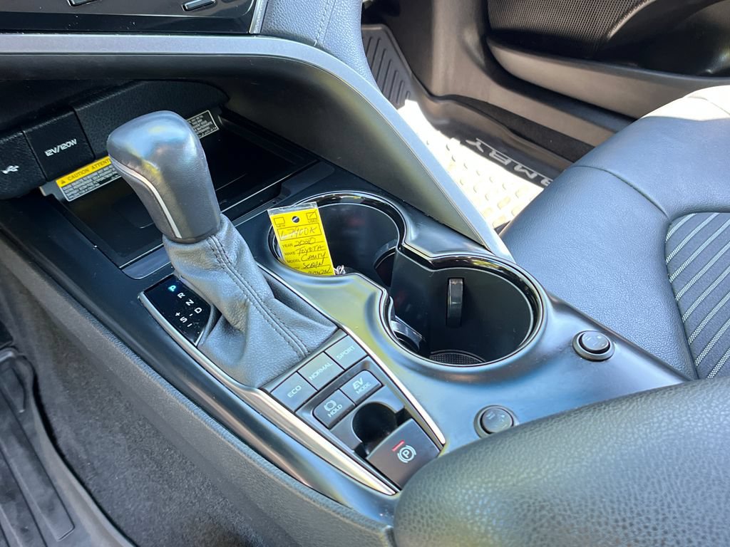 Used 2020 Toyota Camry SE w/ Sunroof Package FWD image 19