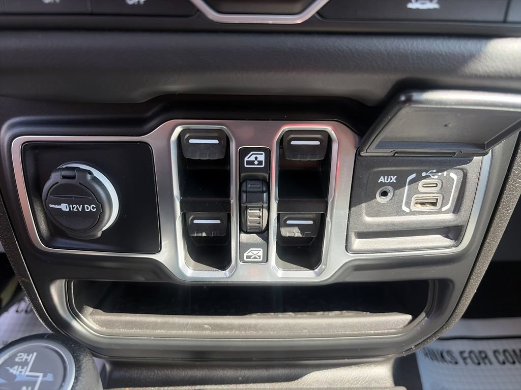 Used 2025 Jeep Wrangler Unlimited Sahara AWD/4WD image 34