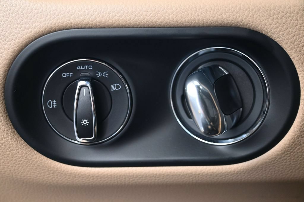 Certified 2026 Porsche Macan AWD/4WD image 24