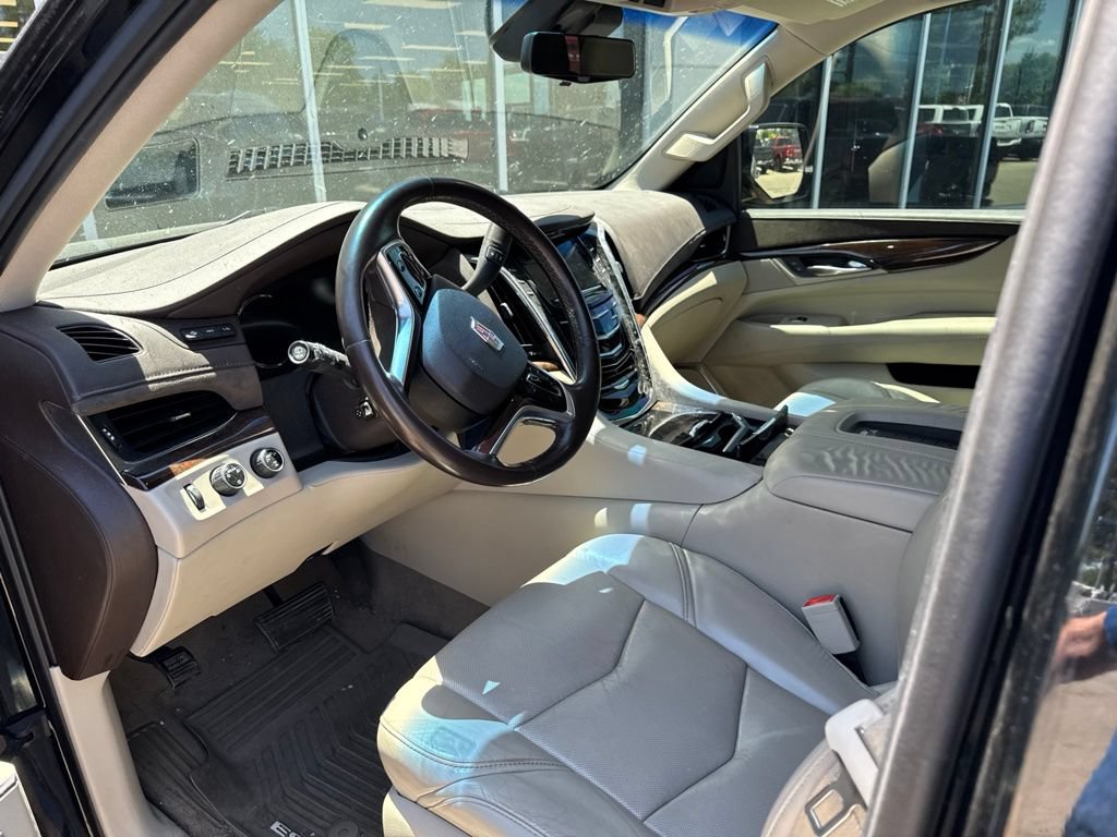 Used 2017 Cadillac Escalade Luxury AWD/4WD image 11