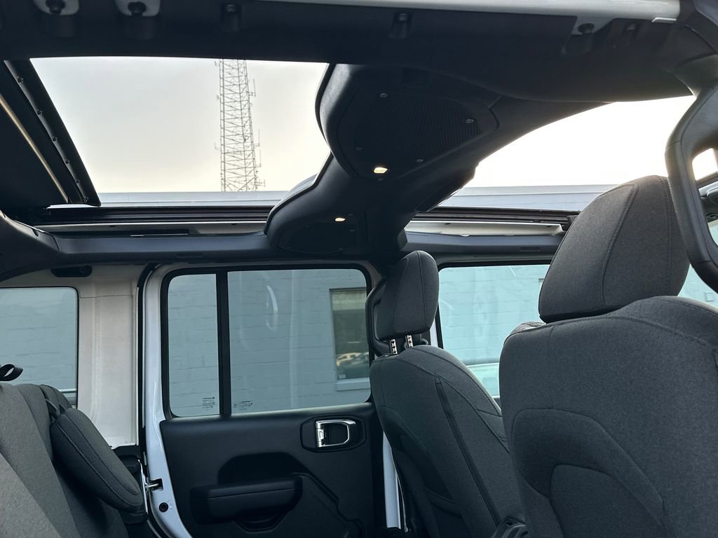 Used 2024 Jeep Wrangler Unlimited image 15
