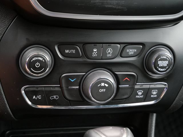 Used 2019 Jeep Cherokee Latitude Plus w/ Cold Weather Group FWD image 23