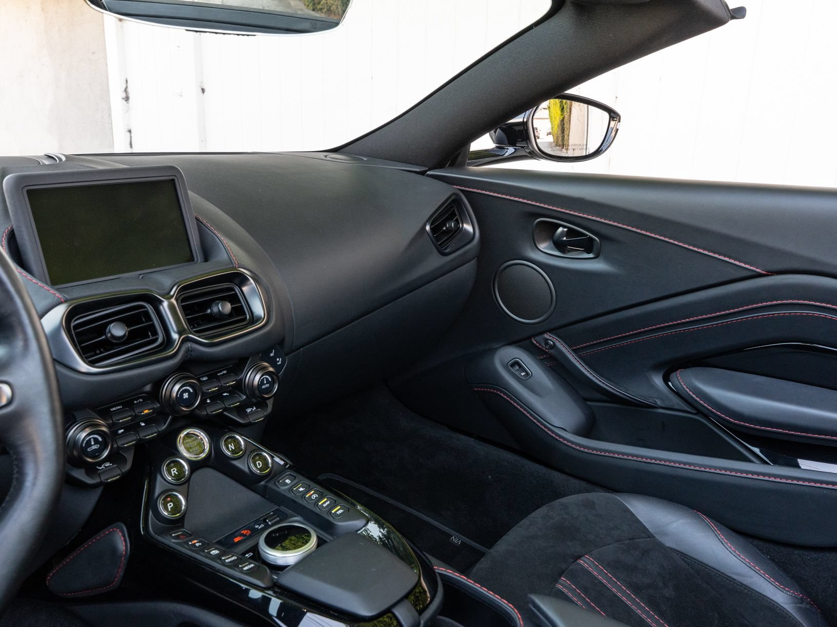 Used 2023 Aston Martin V8 Vantage Roadster RWD image 32