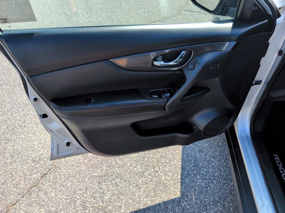 Used 2018 Nissan Rogue SV w/ Sun & Sound Touring Package AWD/4WD image 16