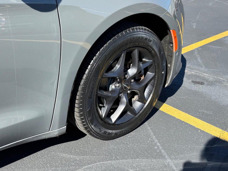 Used 2020 Chrysler Pacifica Touring-L Plus w/ Advanced Safetytec Group FWD image 9