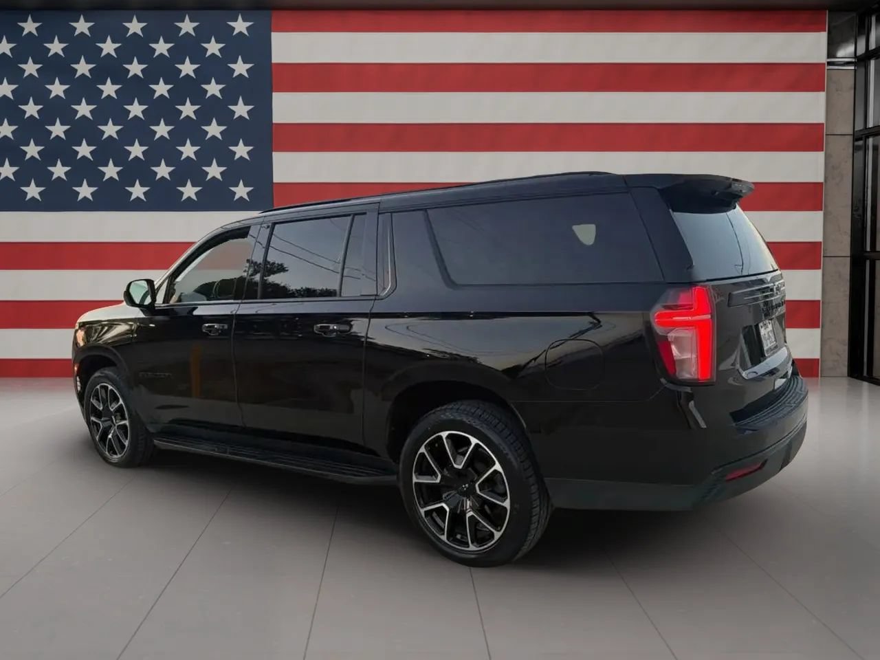 Used 2024 Chevrolet Suburban RST RWD image 9