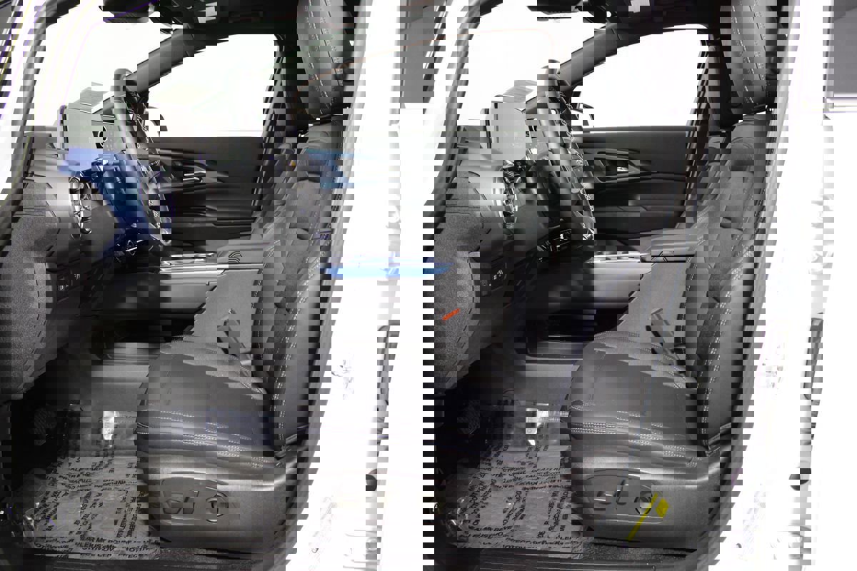 Used 2025 Chevrolet Equinox EV LT w/ Convenience Package image 8