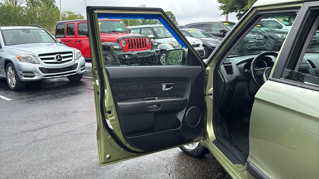 Used 2013 Kia Soul + FWD image 11