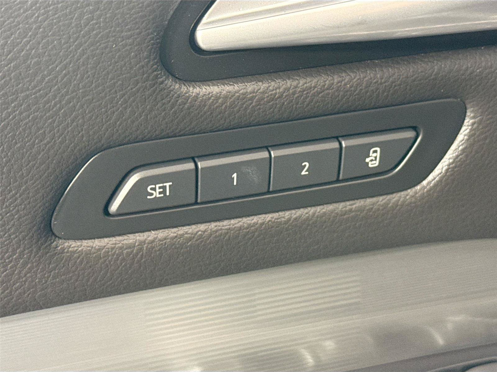 Used 2025 Cadillac XT4 Premium Luxury FWD image 28