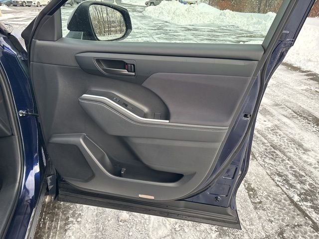 Used 2021 Toyota Highlander LE image 9