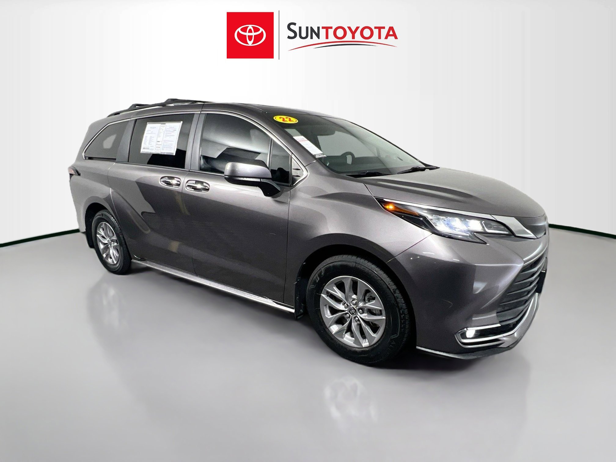 Used 2022 Toyota Sienna XLE w/ XLE Plus Package FWD image 1