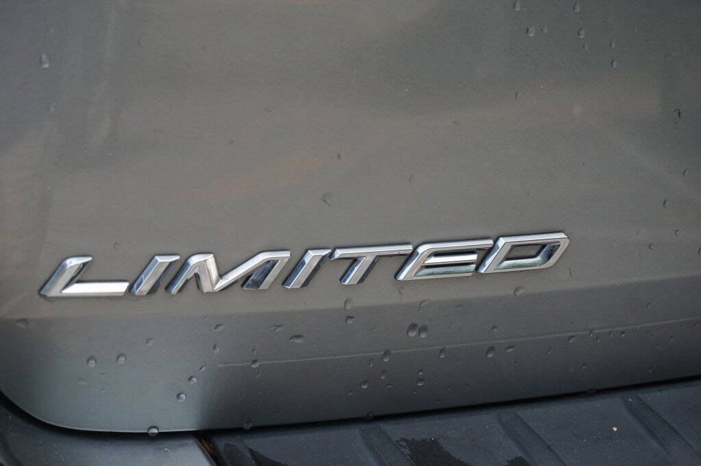 Used 2024 Ford Explorer Limited image 3