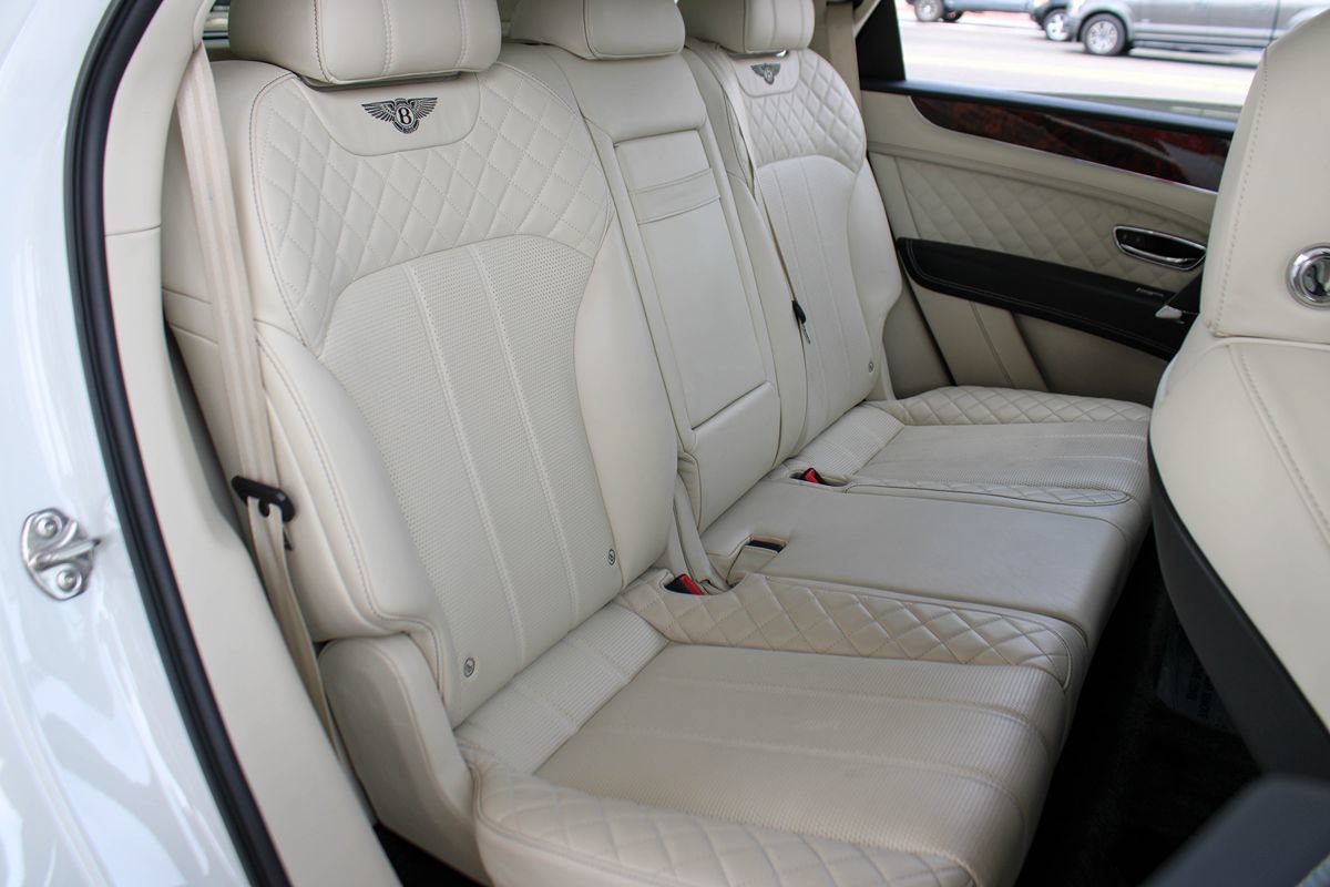 Used 2020 Bentley Bentayga Plug-In Hybrid AWD/4WD image 24