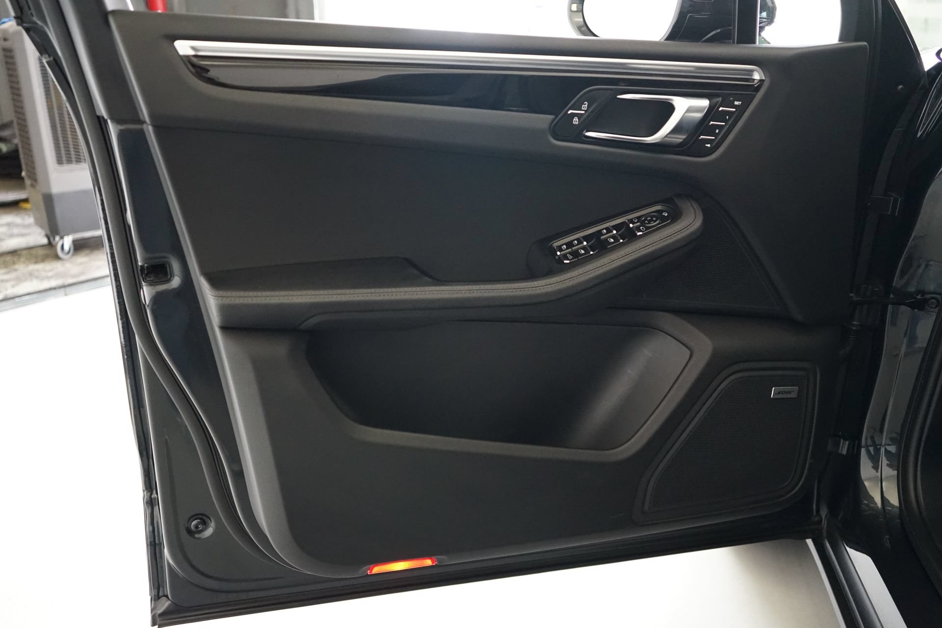 Used 2023 Porsche Macan S AWD/4WD image 22