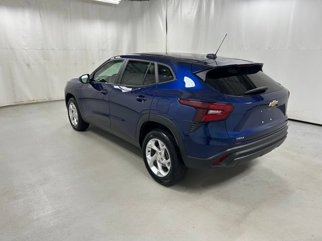 Used 2024 Chevrolet Trax LS w/ LS Convenience Package FWD image 7