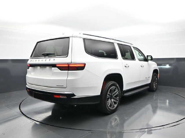 Used 2024 Jeep Wagoneer L Series II RWD image 8