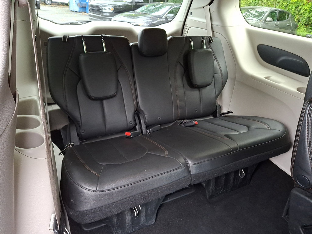 Used 2017 Chrysler Pacifica Touring-L FWD image 11