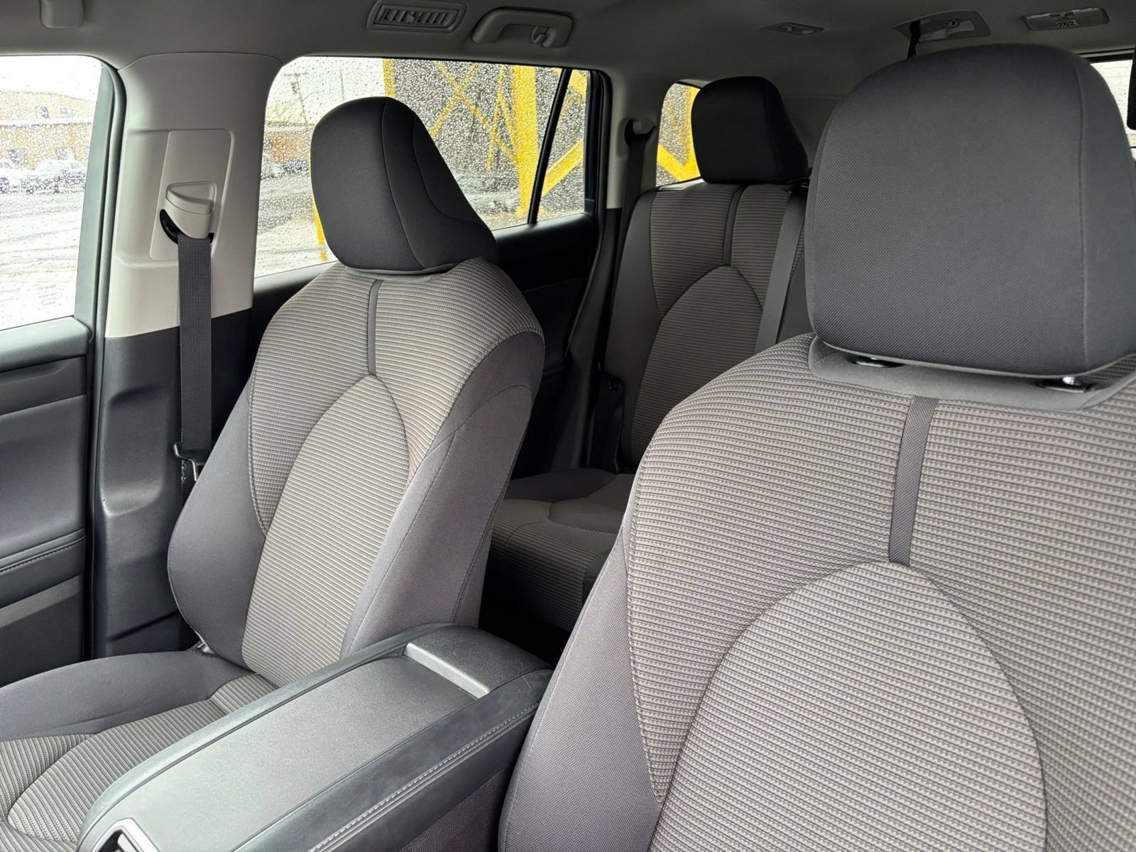 Used 2025 Toyota Highlander LE FWD image 34