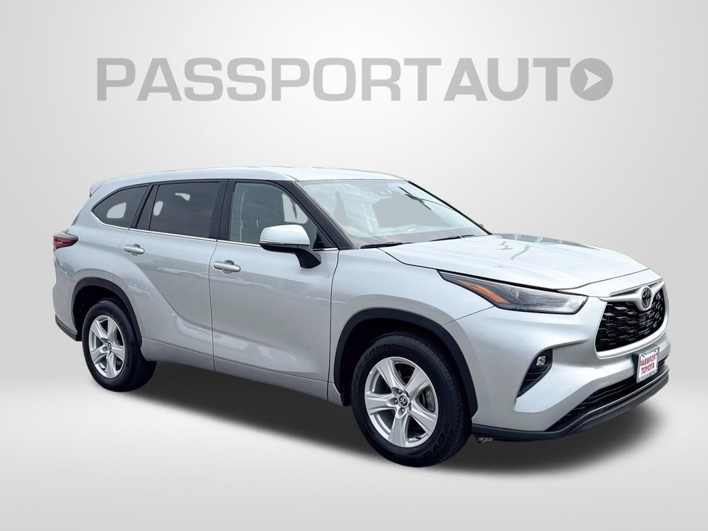 Used 2025 Toyota Highlander LE FWD image 11