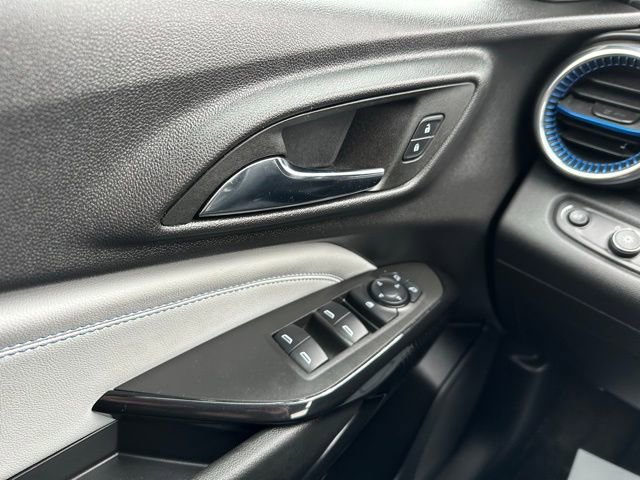 Used 2025 Chevrolet Trax LT image 31