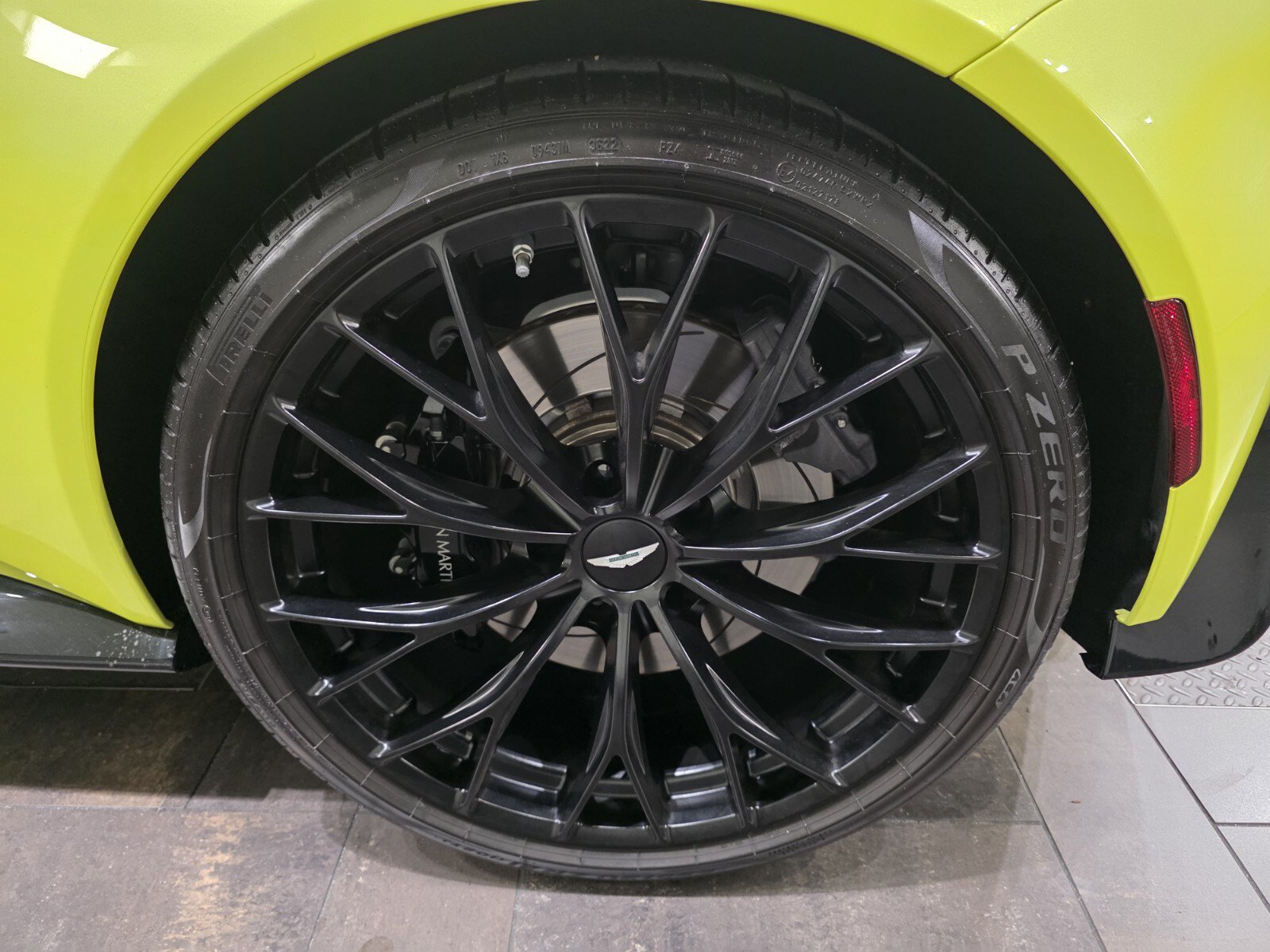 Used 2023 Aston Martin V8 Vantage Roadster RWD image 4