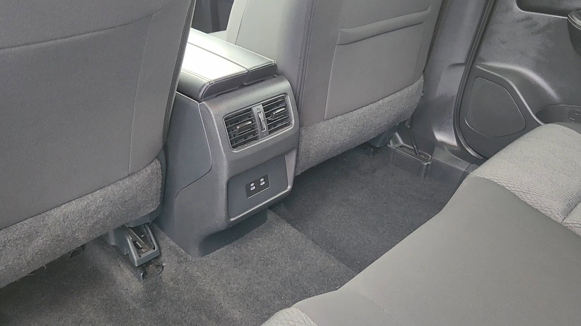Used 2025 Nissan Rogue SV image 17