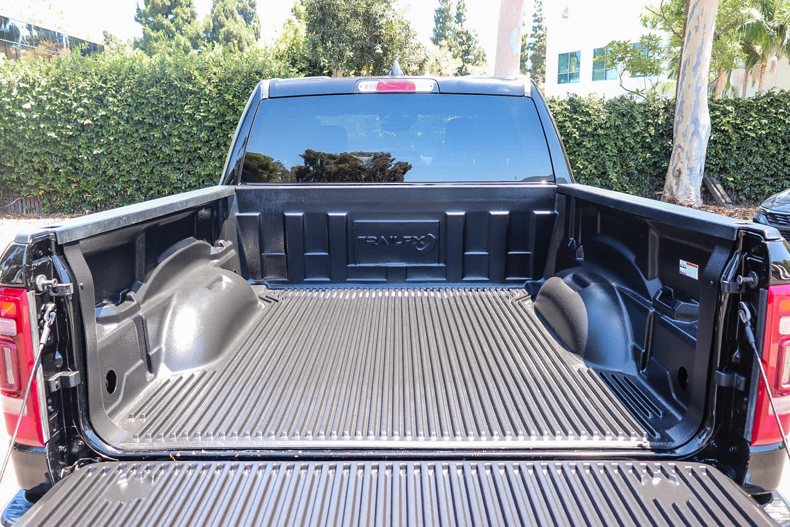Used 2024 RAM 1500 Laramie AWD/4WD image 26