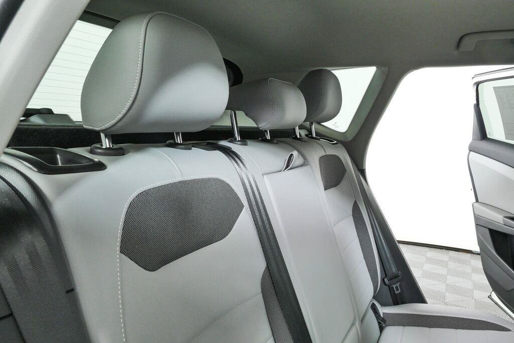Certified 2022 Volkswagen Taos SE FWD image 20