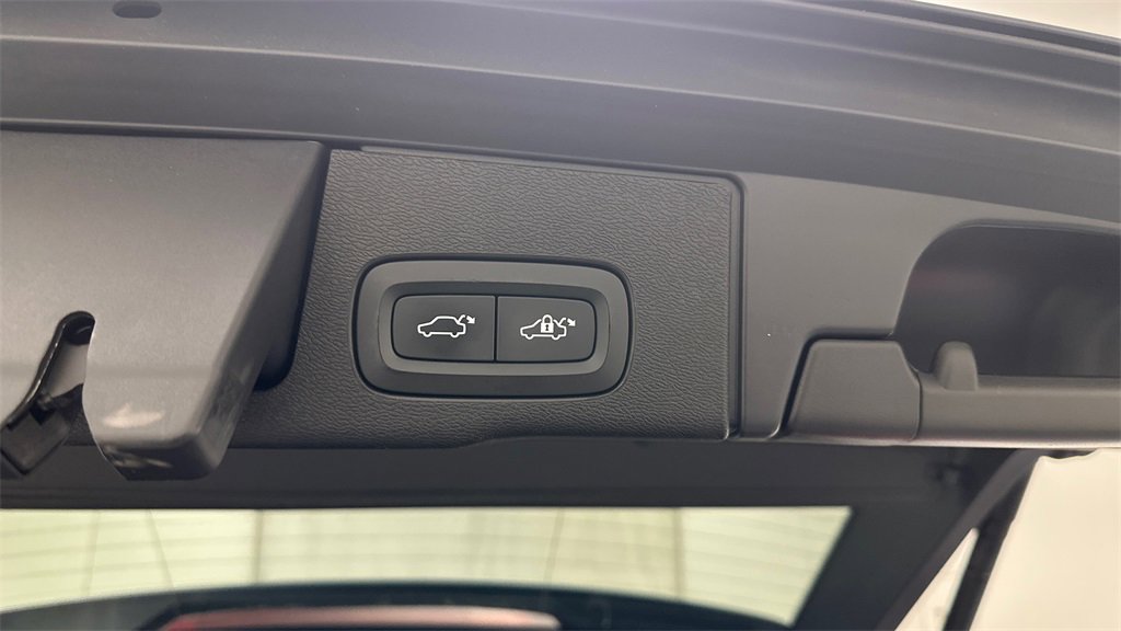 Used 2020 Volvo XC60 T6 Momentum image 26