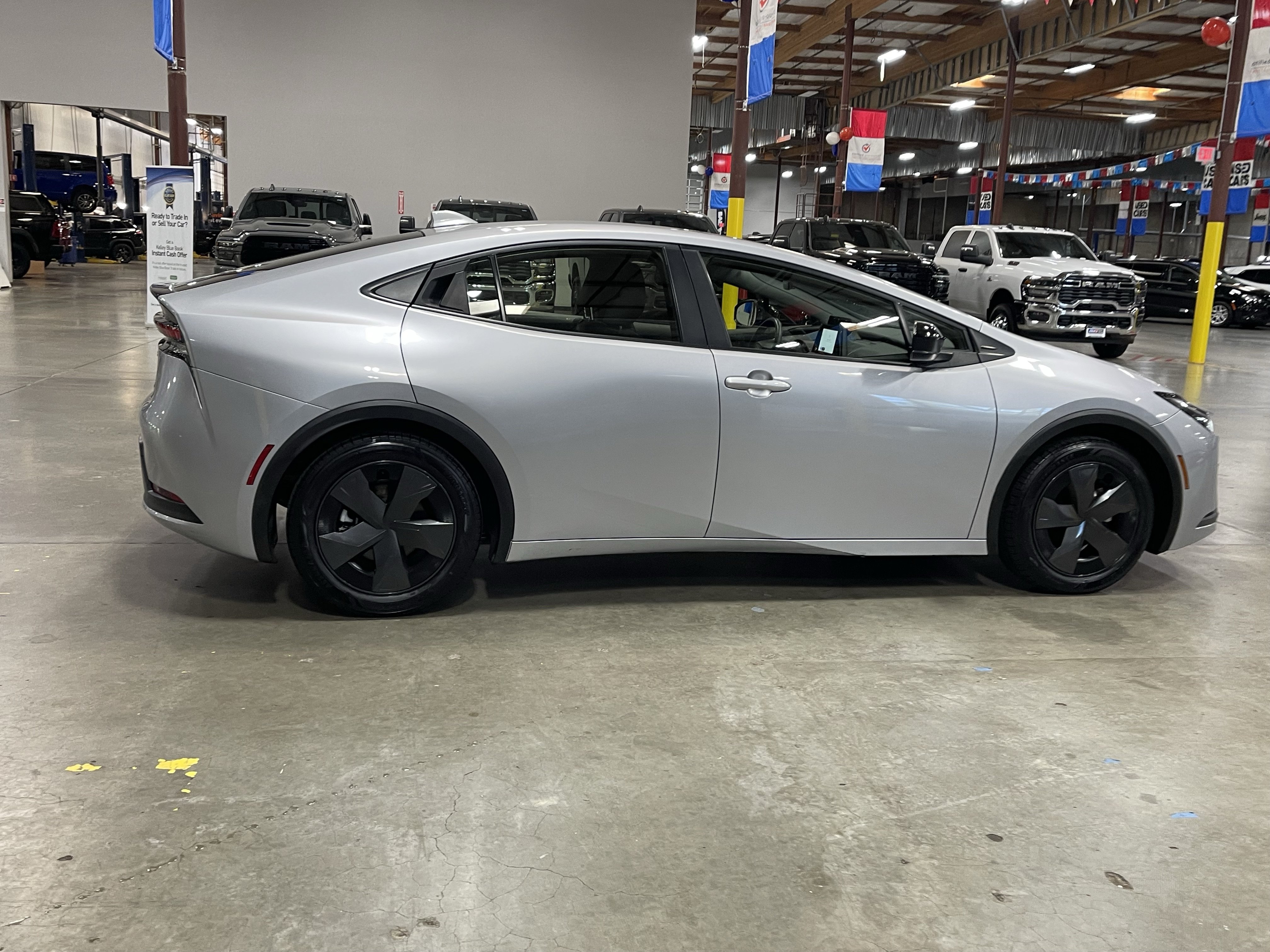 Used 2025 Toyota Prius LE FWD image 6