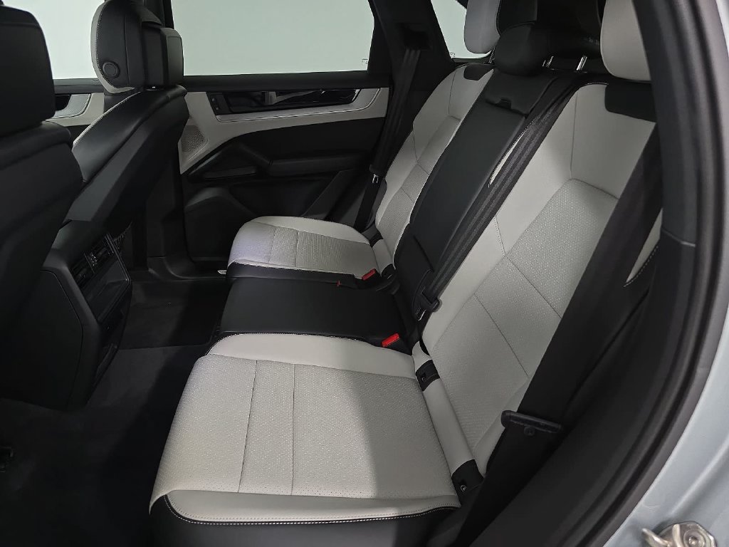 Certified 2024 Porsche Cayenne AWD/4WD image 25