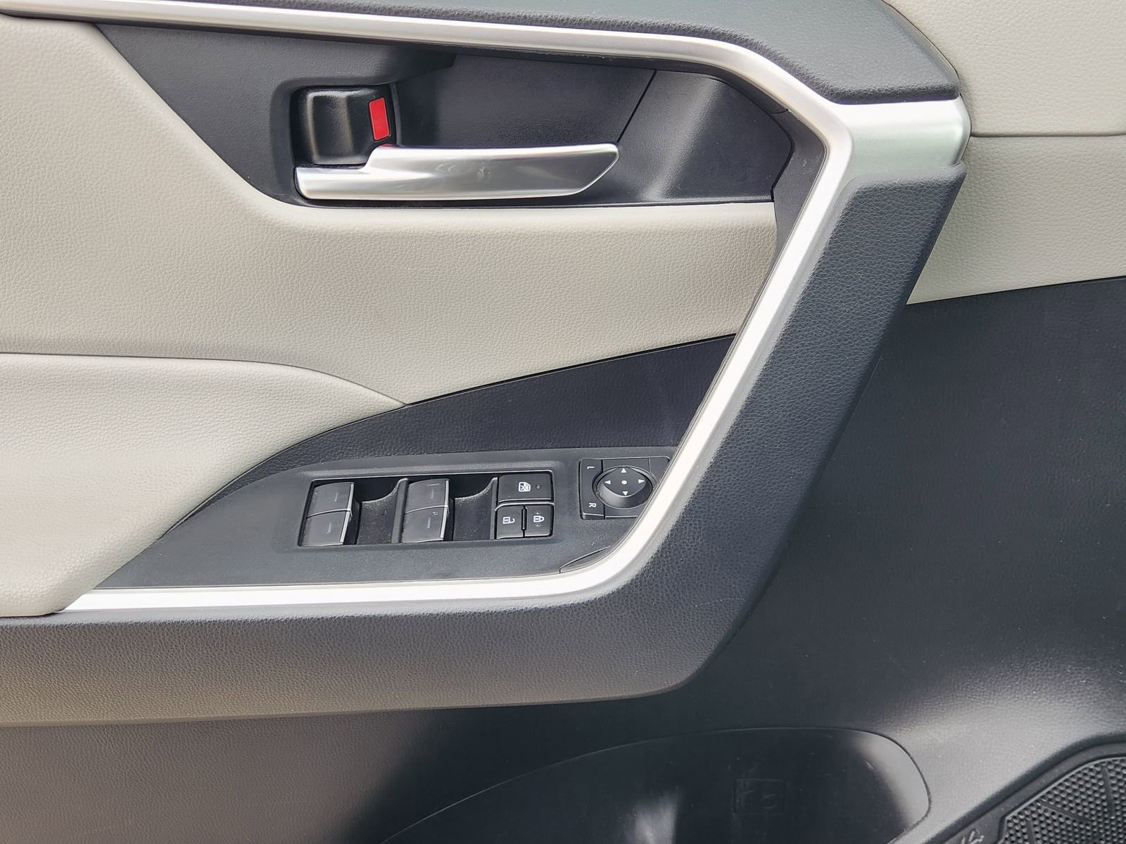 Used 2023 Toyota RAV4 XLE Premium image 27