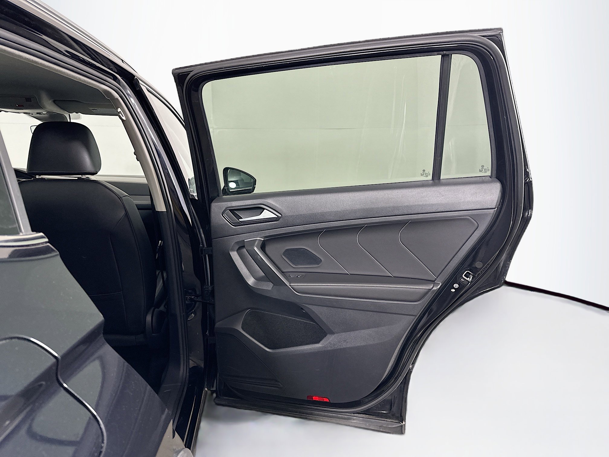 Used 2024 Volkswagen Tiguan SE image 29