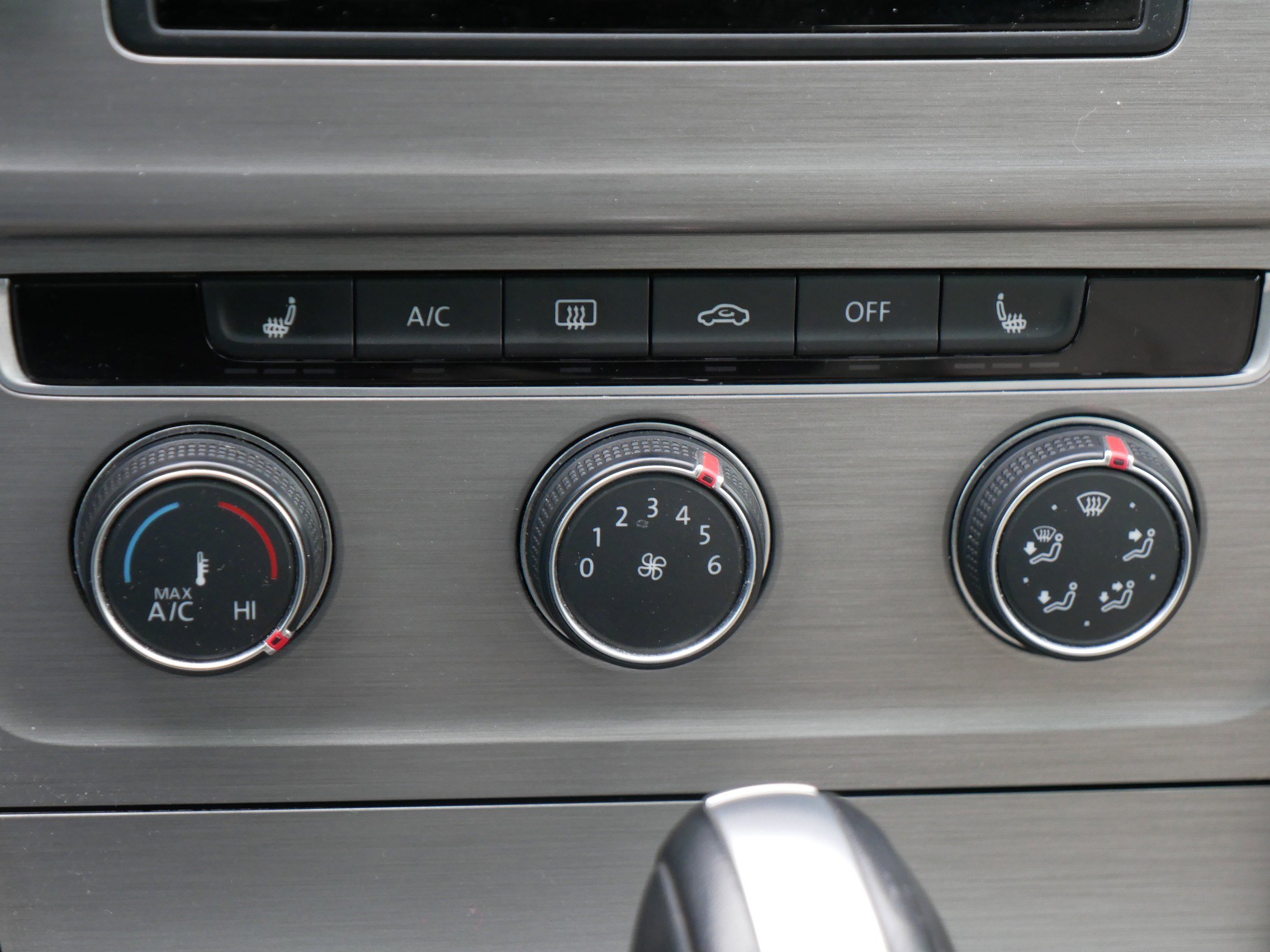 Used 2015 Volkswagen Golf SE image 23