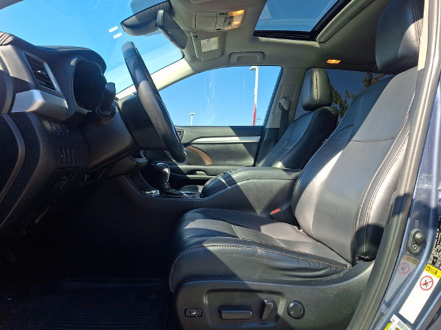 Used 2019 Toyota Highlander XLE AWD/4WD image 14