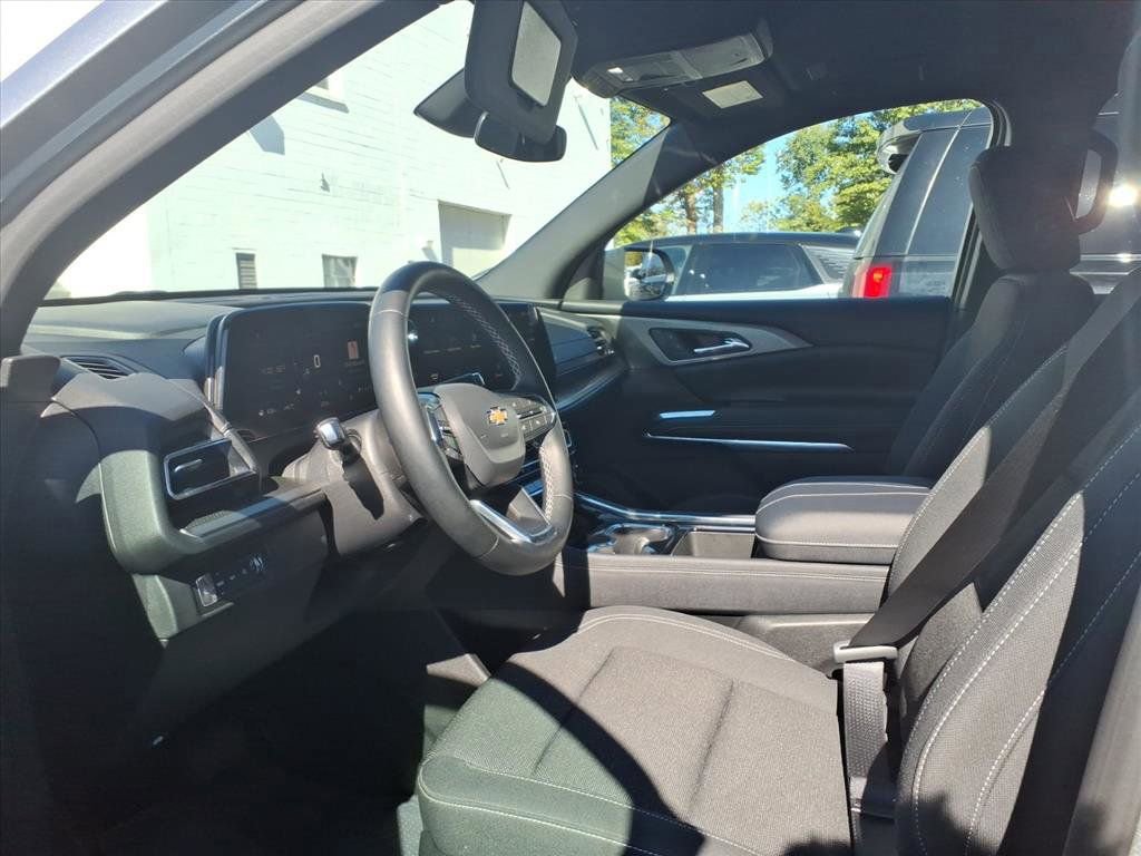 Used 2025 Chevrolet Traverse LT AWD/4WD image 9