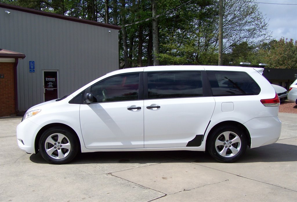 Used 2013 Toyota Sienna L FWD image 7