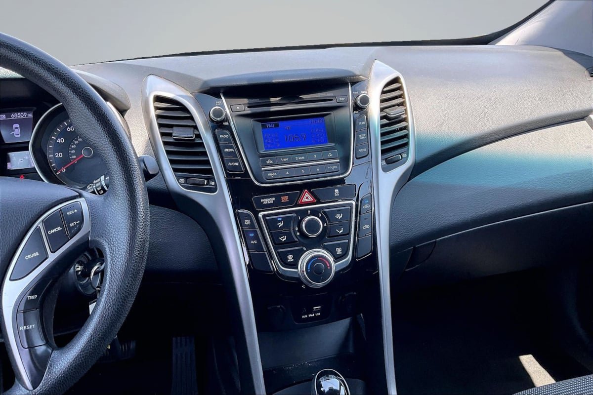 Used 2017 Hyundai Elantra GT FWD image 6