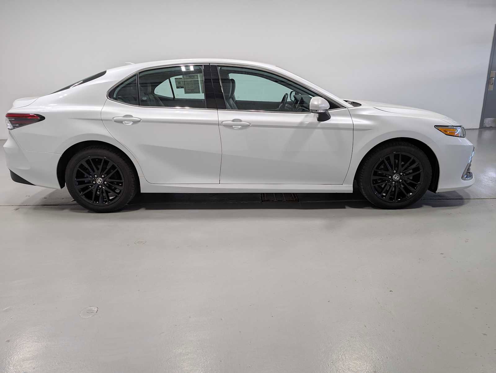 Used 2021 Toyota Camry XLE FWD image 5