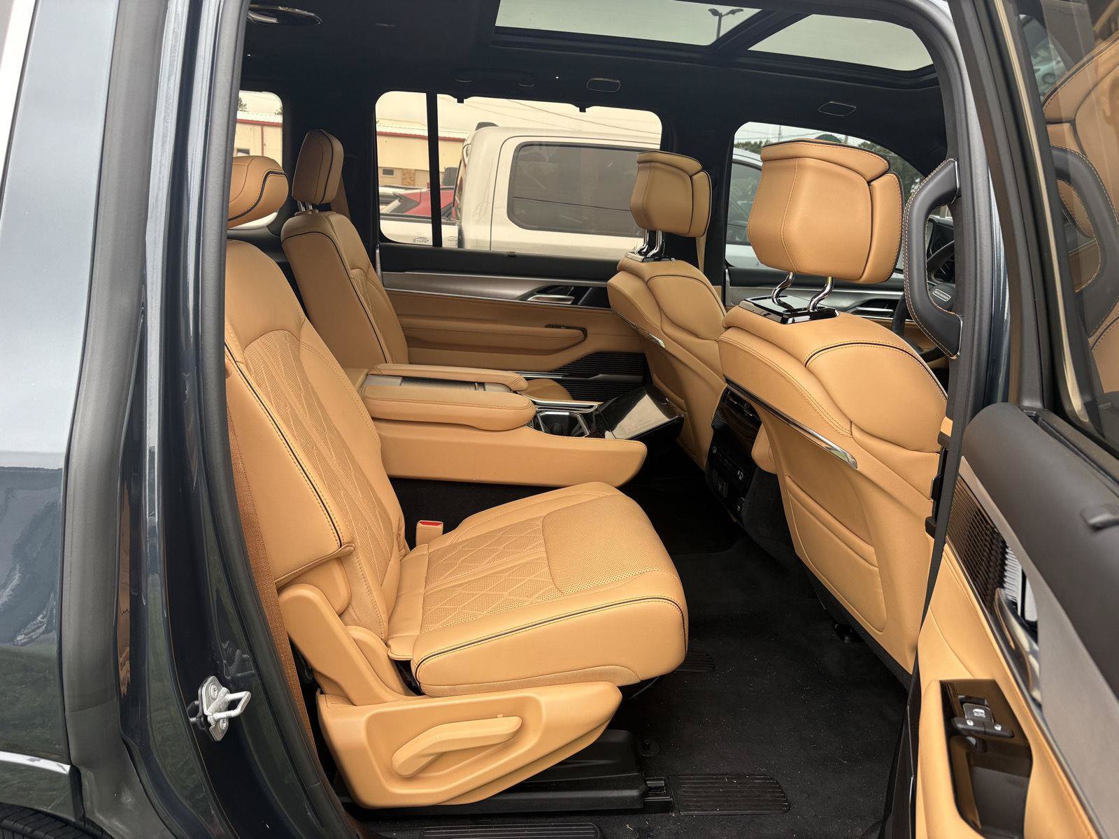 Used 2023 Jeep Grand Wagoneer Series III AWD/4WD image 18