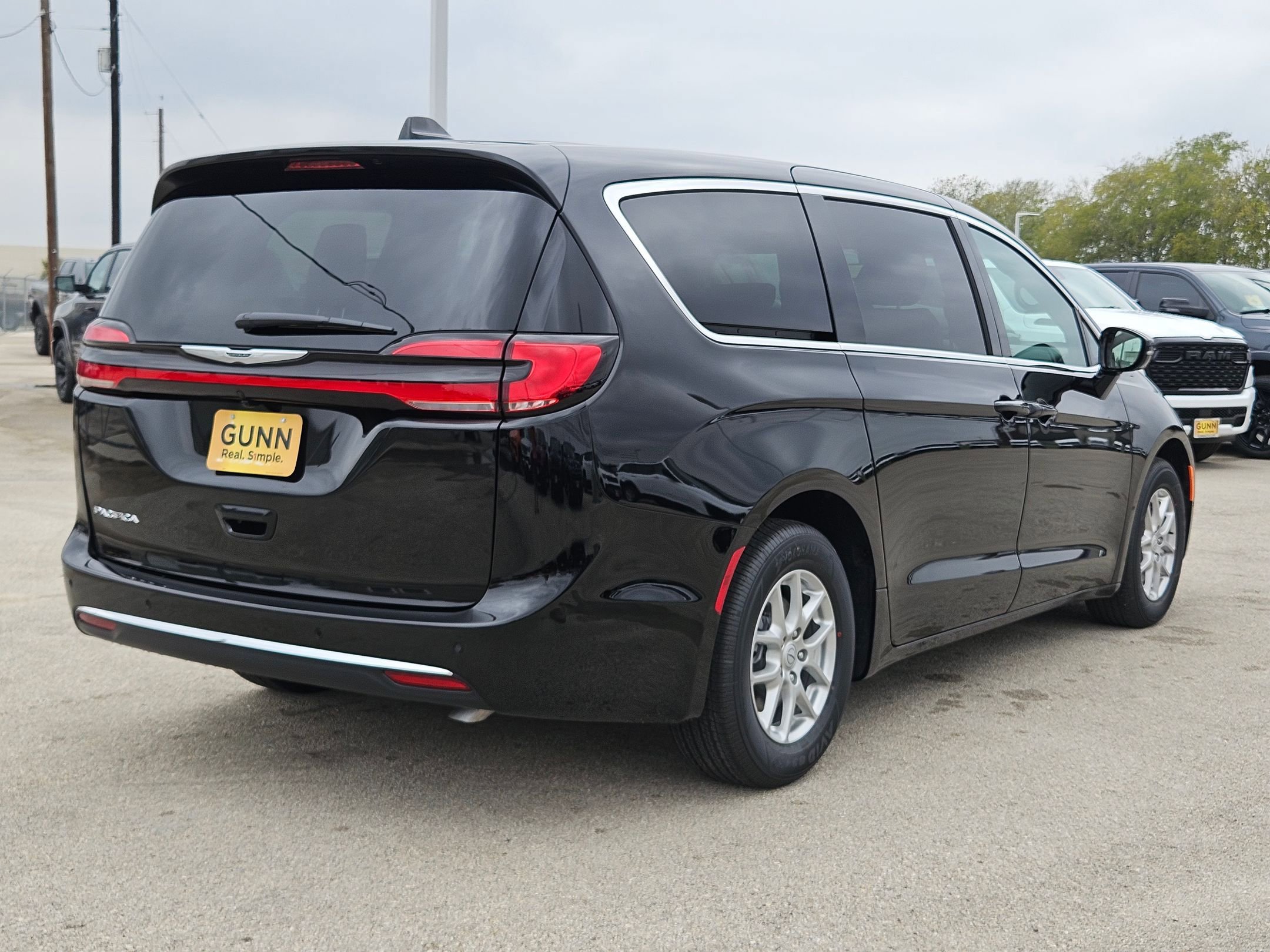 New 2026 Chrysler Pacifica Select image 3