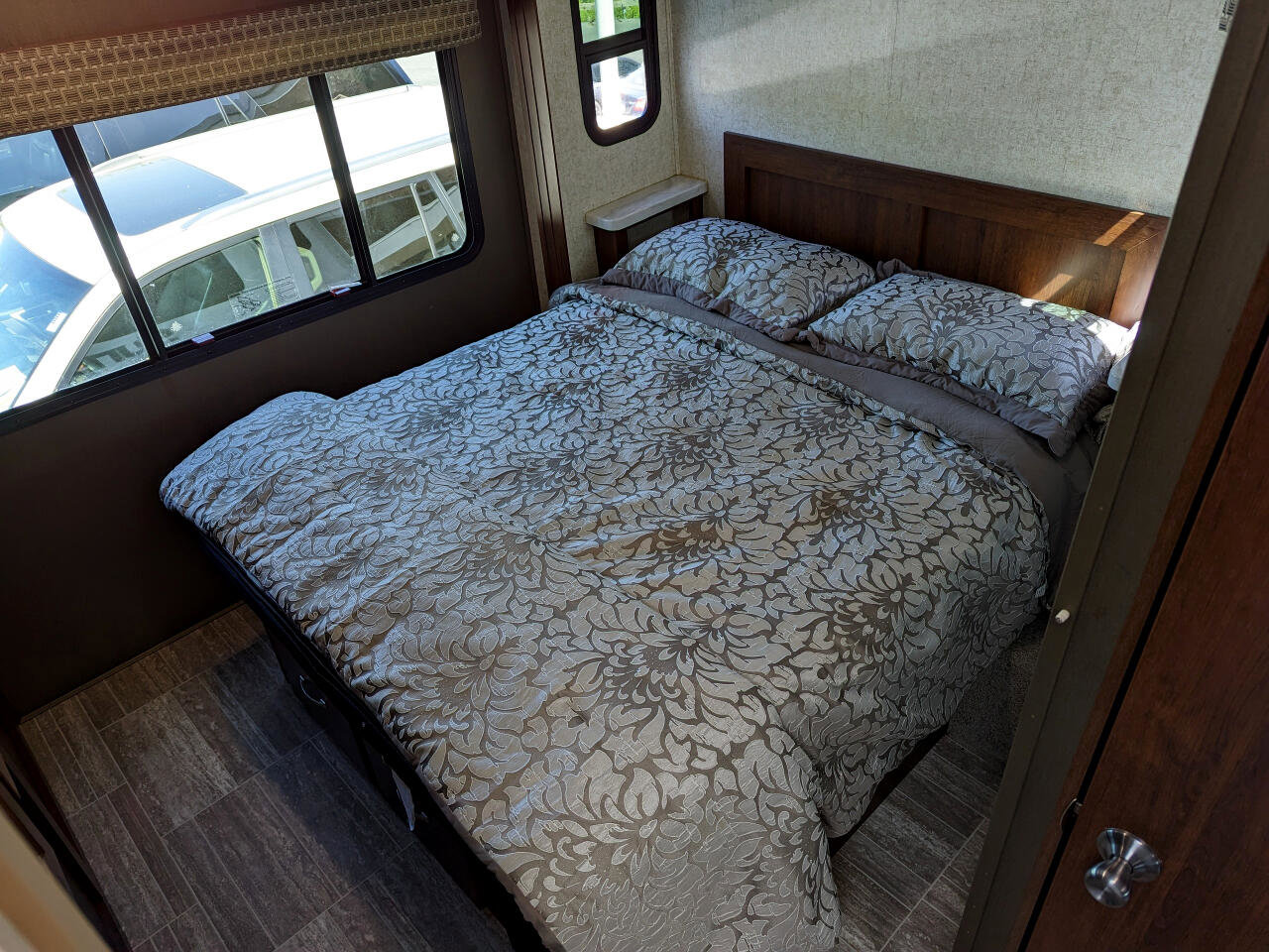Used 2019 Chevrolet Express 4500 w/ RV Package RWD image 93