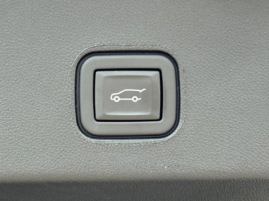 Certified 2025 Cadillac Lyriq Luxury w/ LPO, Floor Liner Package AWD/4WD image 38