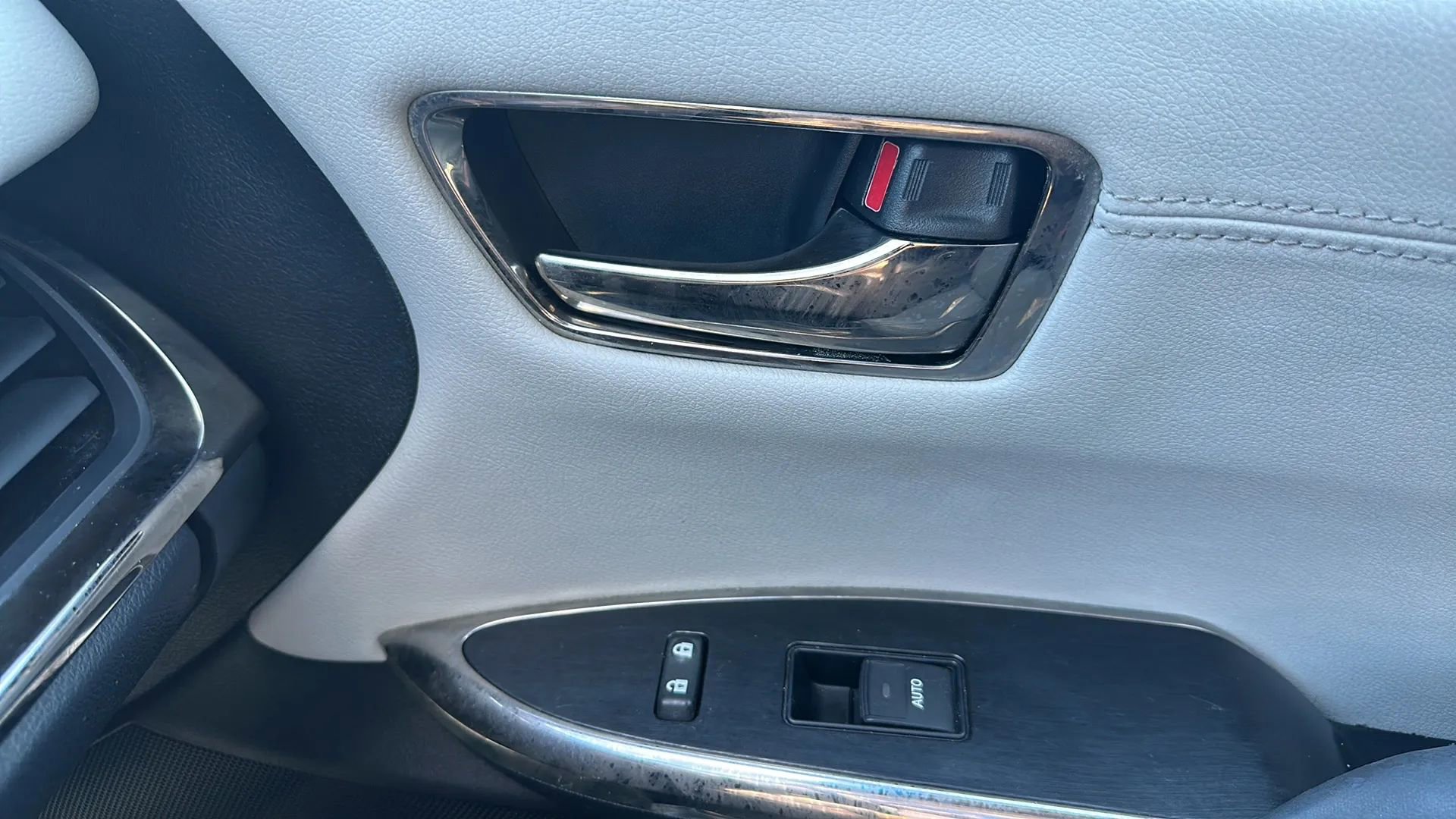 Used 2013 Toyota Avalon XLE Premium FWD image 39