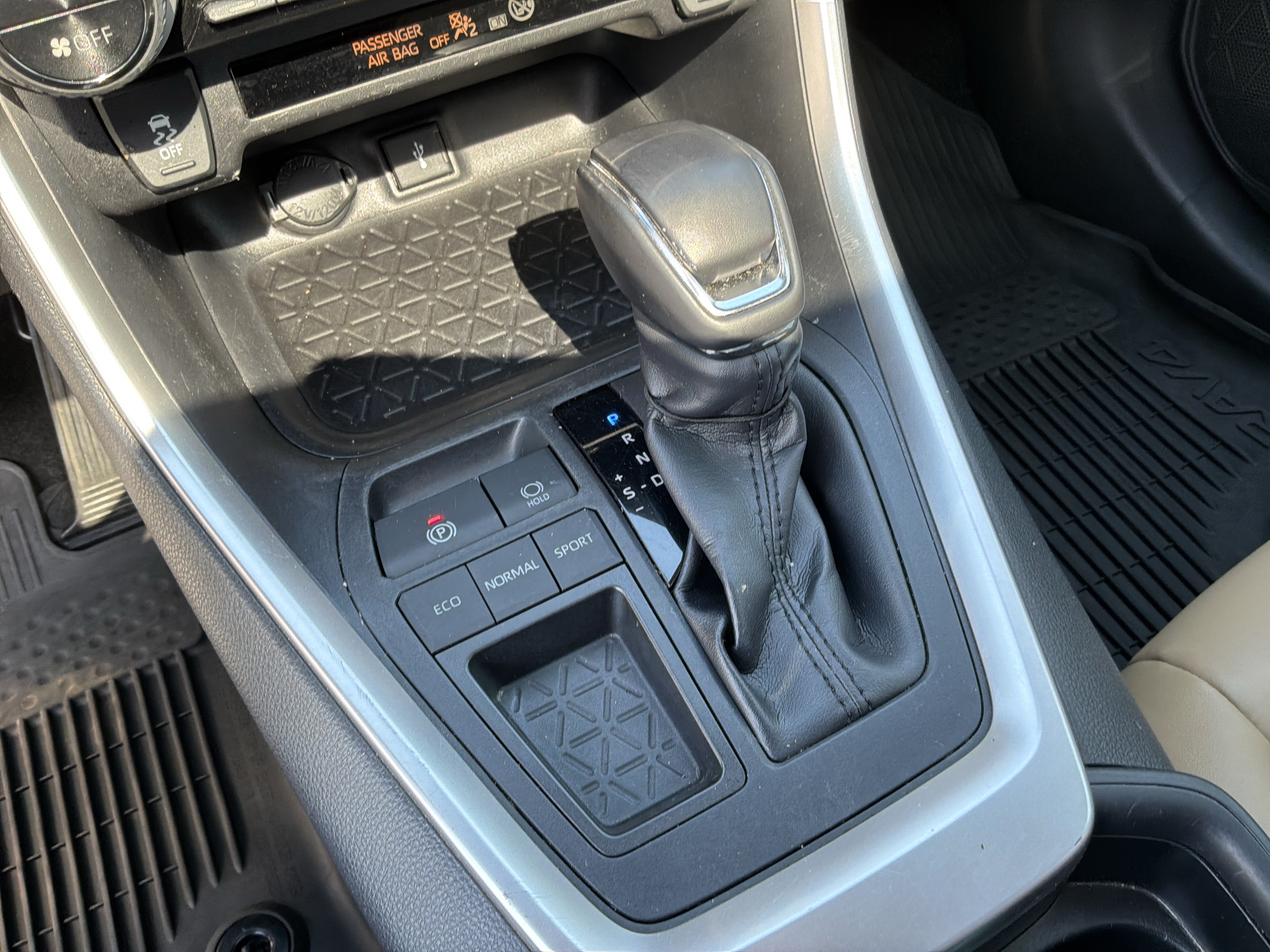 Used 2020 Toyota RAV4 XLE Premium FWD image 26